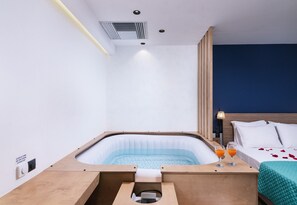 Deluxe Studio Suite | Jetted bathtub