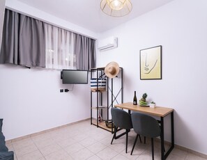 Desk, laptop workspace, blackout drapes, iron/ironing board - Alcyone Studios and Apartments (Heraklion)