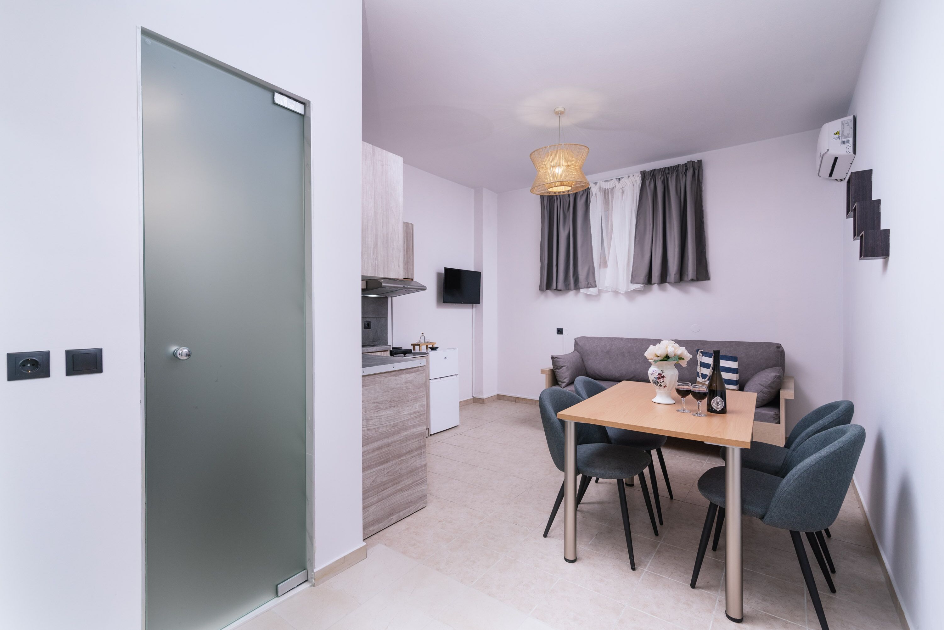 Escritorio, espacio para trabajar con laptop y cortinas blackout 