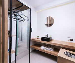 Deluxe Studio Suite | Bathroom