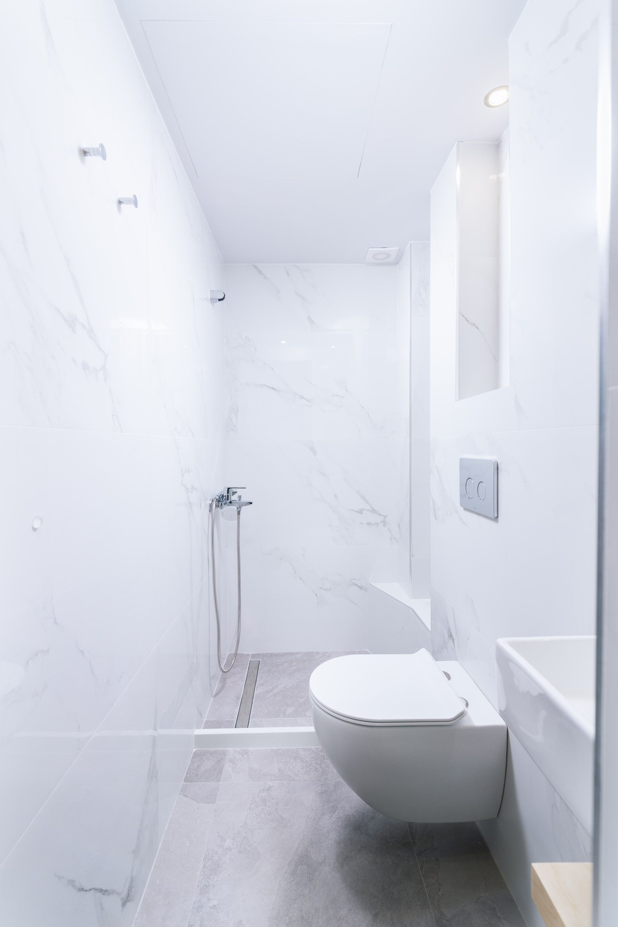 Un baño moderno con ducha, inodoro y lavabo.