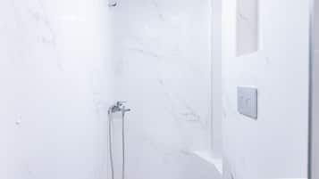 Un baño moderno con ducha, inodoro y lavabo.