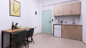 Economy Triple Room, Semi-Basement | 办公桌、笔记本电脑工作区、遮光窗帘、熨斗/熨板