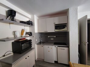 Fridge, microwave, dishwasher, coffee/tea maker