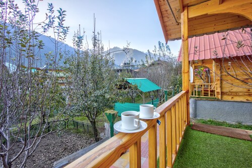 Attic Cottage 2BHK - W/  Mountain view, 5 min away from Mall Road