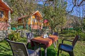Outdoor dining - Attic Cottage 2BHK - W/  Mountain view, 5 min away from Mall Road (Manali)