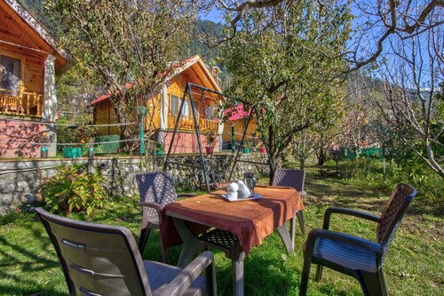 Attic Cottage 2BHK - W/  Mountain view, 5 min away from Mall Road