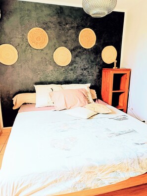 4 makuuhuonetta, silitysrauta/-lauta, vauvan matkasänky, ilmainen Wi-Fi