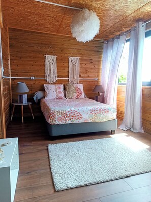 4 habitaciones, tabla de planchar con plancha y cuna de viaje