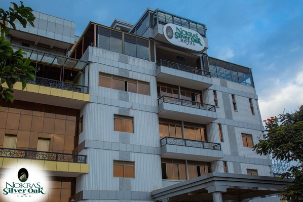 Vista frontal de la propiedad