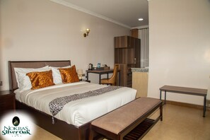 Habitación ejecutiva | Caja de seguridad en la habitación, muebles diferentes y escritorio 