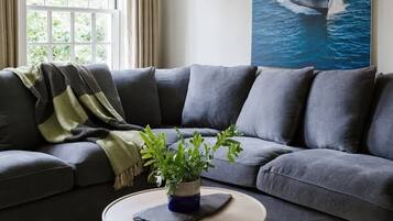 Een televisie en een open haard