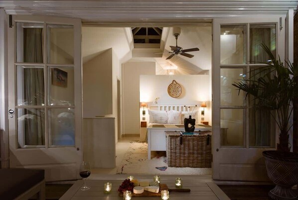 TV, fireplace - 4/5 Bed Property in heart of Notting Hill Central London (London)