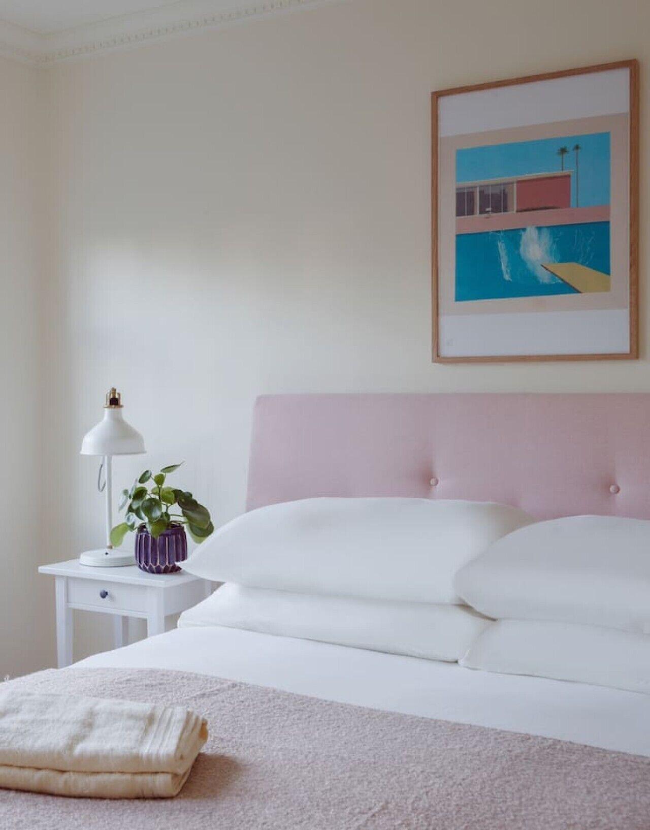 Desk, iron/ironing board, WiFi, bed sheets