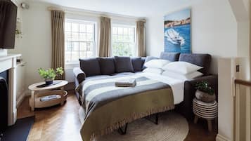 4 bedrooms, iron/ironing board, WiFi, bed sheets