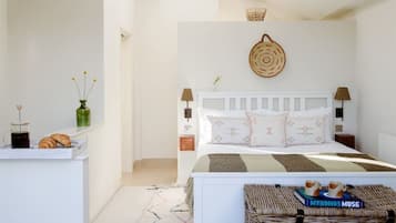 Desk, iron/ironing board, WiFi, bed sheets
