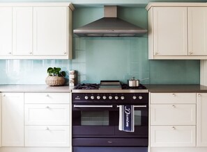 Fridge, oven, dishwasher, coffee/tea maker - Notting Hill family home 5 Bed (London)