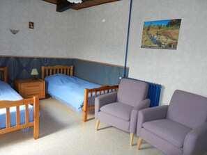 2 habitaciones, tabla de planchar con plancha y cuna de viaje
