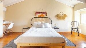 Un dormitorio con una cama, un escritorio y una silla.