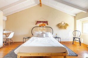 3 habitaciones, escritorio y tabla de planchar con plancha