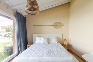 3 habitaciones, escritorio y tabla de planchar con plancha 