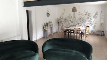 TV, fireplace