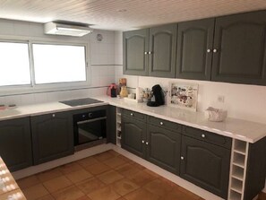 Fridge, microwave, oven, stovetop - THE SIGNORET HOUSE IN THE COUNTRYSIDE NEAR BORDEAUX (Baron)