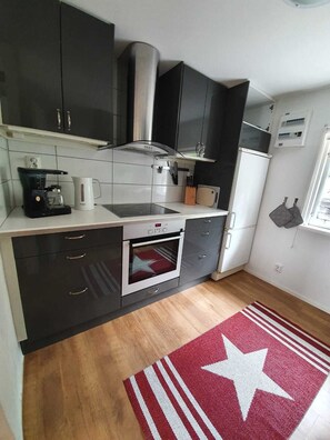 Jääkaappi, mikroaaltouuni, uuni, liesi