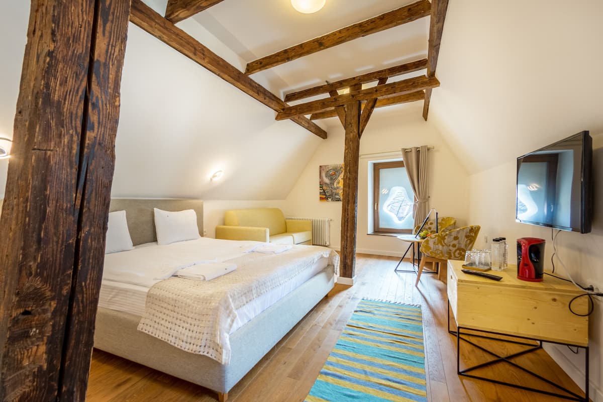Habitación cuádruple Deluxe | 1 habitación, decoración personalizada y muebles diferentes