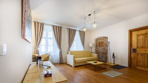 A modern living room with a wooden desk, a sofa, and a coffee table. -  Rossmarkt Haus (Brasov)