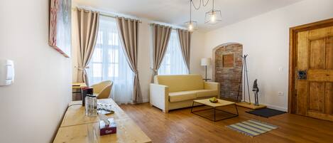Una sala de estar moderna con un escritorio de madera, un sofá y una mesa de centro.