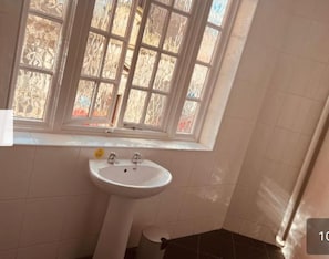 Bathroom - SNEYD ARMS HOTEL TUNSTALL  (Stoke-on-Trent)