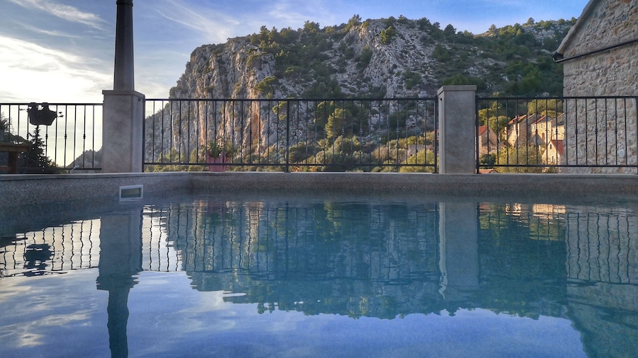 Rustic luxury villa Fulmin