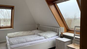 2 bedrooms, travel crib, free WiFi, bed sheets