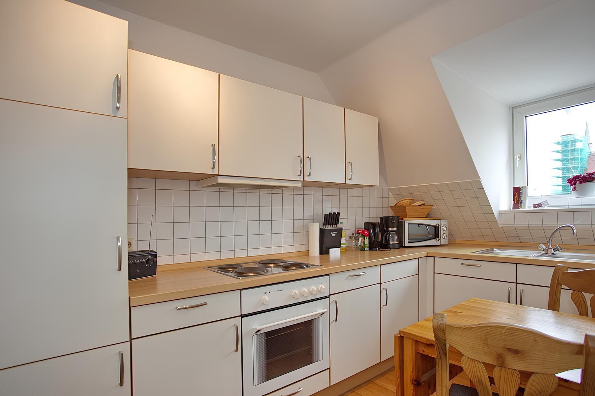 Wasserkocher mit Kaffee-/Teezubehör, Kühlschrank, Mikrowelle, Ofen