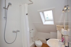 Haartrockner, Handtücher, Seife, Toilettenpapier