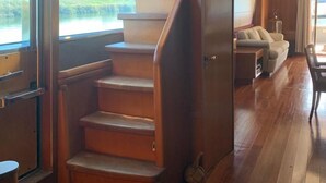 Una escalera conduce a una terraza con vistas a una masa de agua.