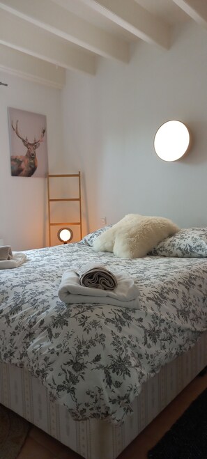 3 chambres, bureau, fer et planche à repasser, lit parapluie