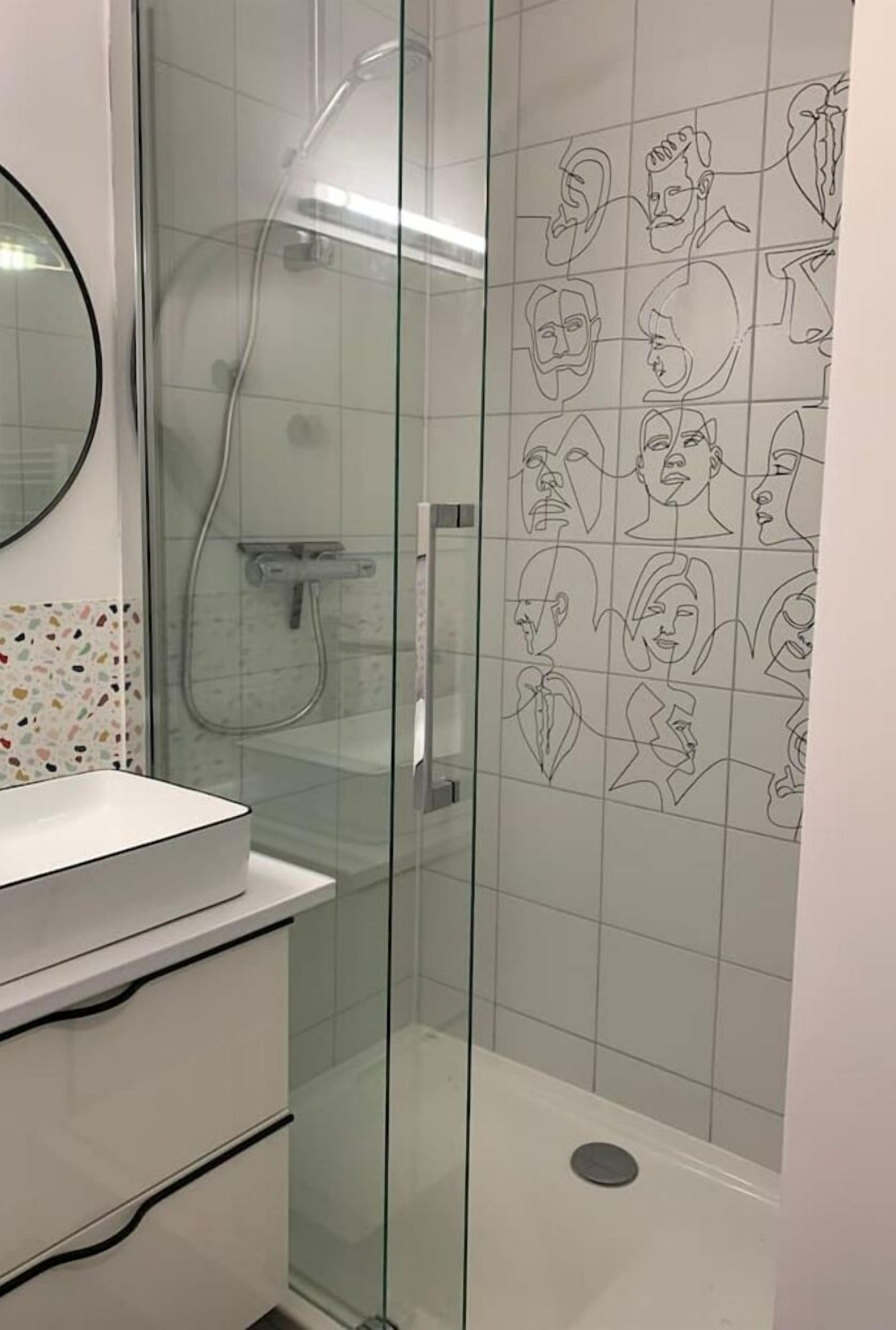 Douche, sèche-cheveux, serviettes fournies, papier toilette