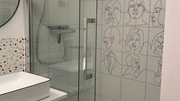 Douche, sèche-cheveux, serviettes fournies, papier toilette