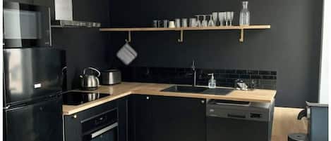 Réfrigérateur, four à micro-ondes, un four, surface de cuisson