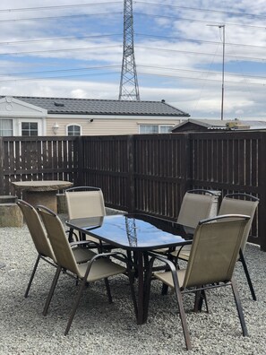 Outdoor dining - Barn conversion on small working farm (York)