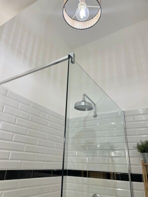 Dusche, Haartrockner, Bidet, Handtücher