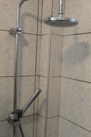 Shower, hair dryer, towels, soap - Olive Garden House (Festos)