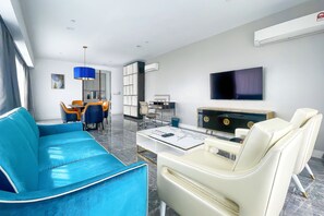 Suite, 3 habitaciones | Área de sala de estar | Smart TV de 32 pulgadas con canales digitales 
