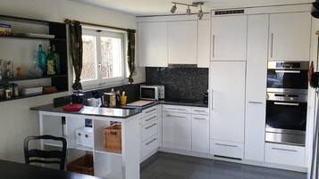 Een koelkast, een microgolfoven, een oven, een kookplaat