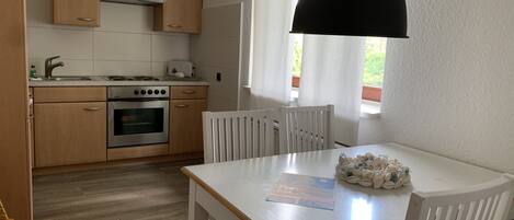 Kylskåp, ugn, spishäll och diskmaskin