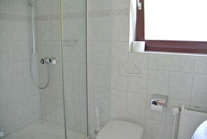 Dusj, håndklær, såpe og sjampo