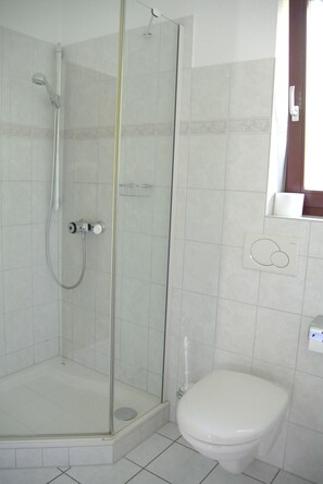 Douche, serviettes fournies, savon, shampooing
