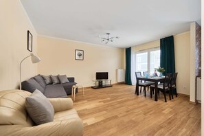 Una televisión, una oficina